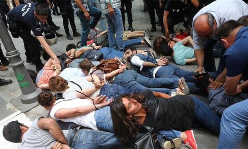 Πογκρόμ συλλήψεων στην Τουρκία: Περισσότερα από χίλια άτομα υπό κράτηση σε μια βδομάδα