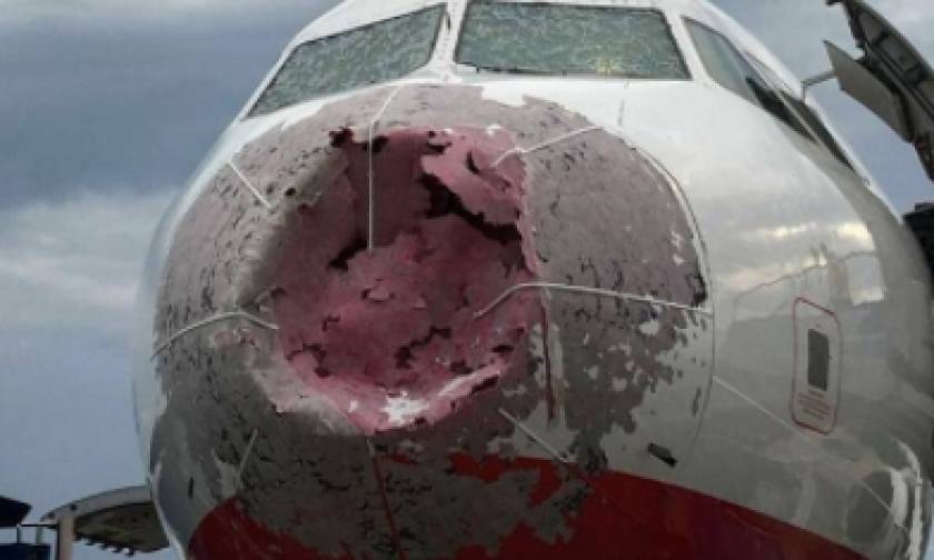 Πιλότος «ήρωας» έσωσε 121 επιβάτες – Χαλάζι προκάλεσε ζημιές στο μπροστινό μέρος (pics)