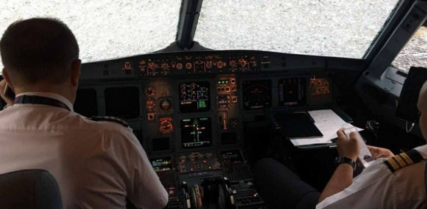 Πιλότος «ήρωας» έσωσε 121 επιβάτες – Χαλάζι προκάλεσε ζημιές στο μπροστινό μέρος (pics)