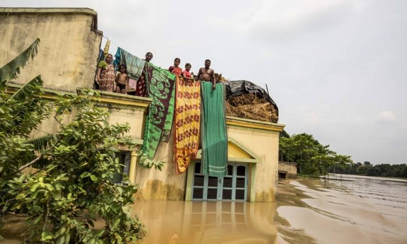 Φονικές πλημμύρες σαρώνουν την Ινδία