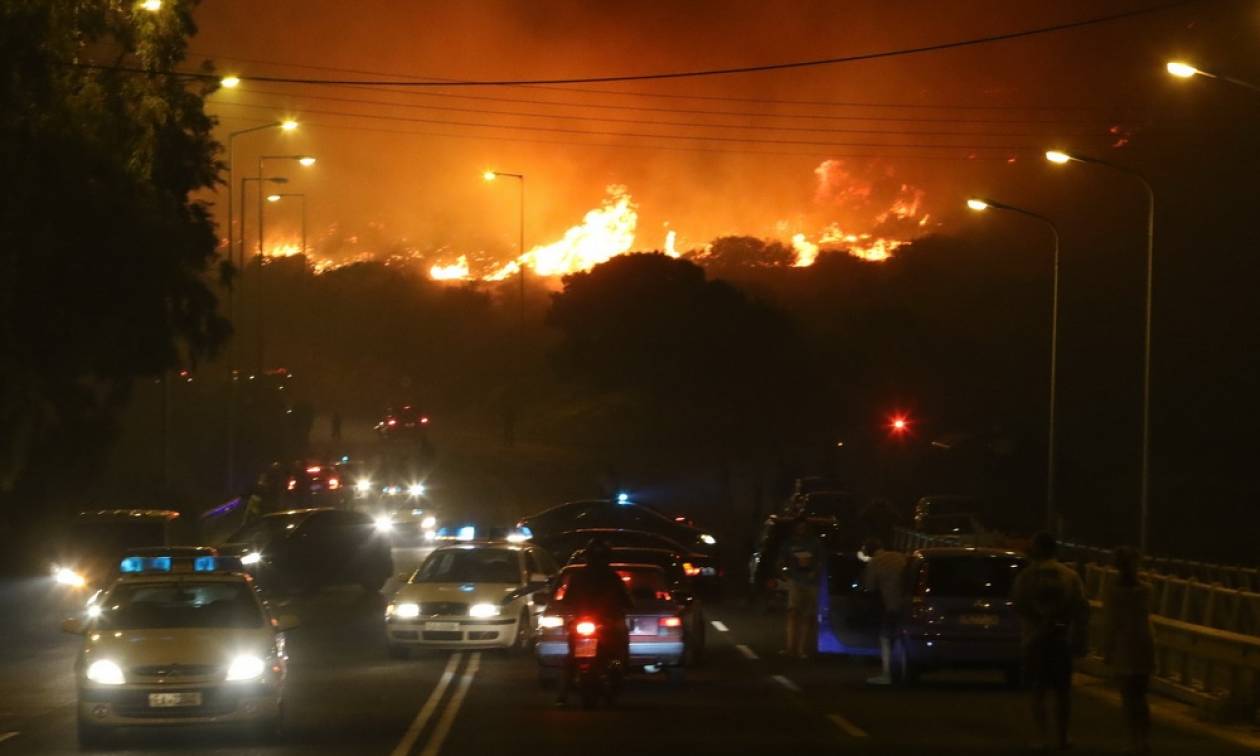 Φωτιά τώρα: Ολονύχτια μάχη με τις φλόγες στα Καλύβια Αττικής - Συνεχείς οι αναζωπυρώσεις (pic)