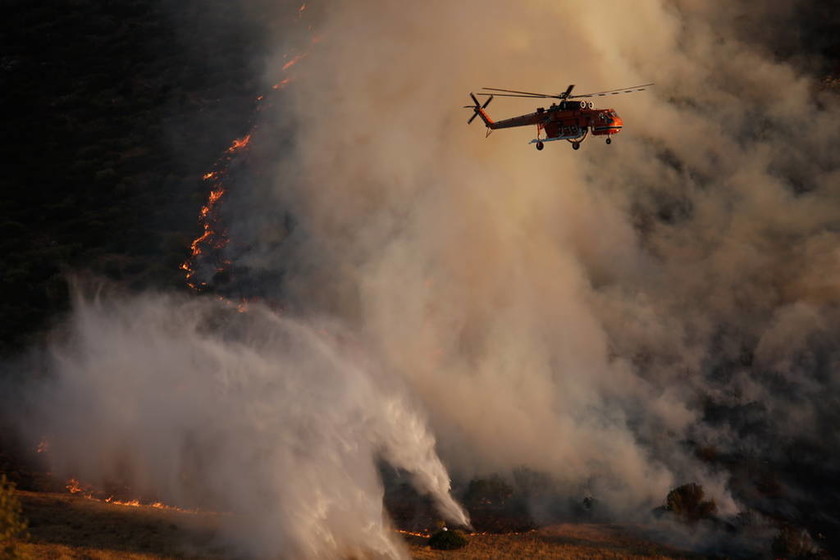 Φωτιά τώρα: Ολονύχτια μάχη με τις φλόγες στα Καλύβια Αττικής - Συνεχείς οι αναζωπυρώσεις (pic)