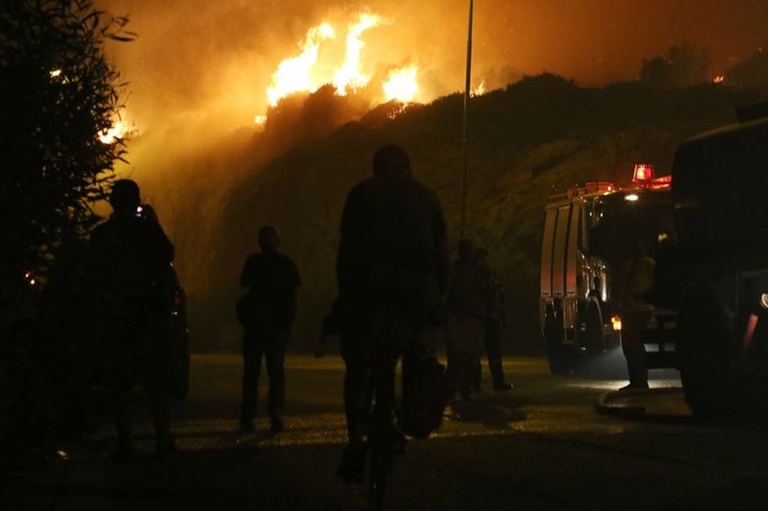 Φωτιά στα Καλύβια: Εικόνες ΣΟΚ - Έτσι έζησαν οι κάτοικοι τον πύρινο εφιάλτη