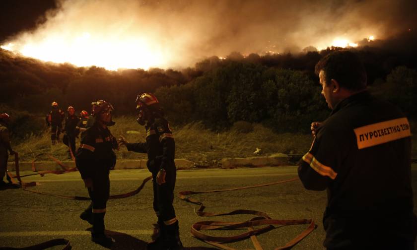 Fire burning near homes in Kalyvia Thorikou