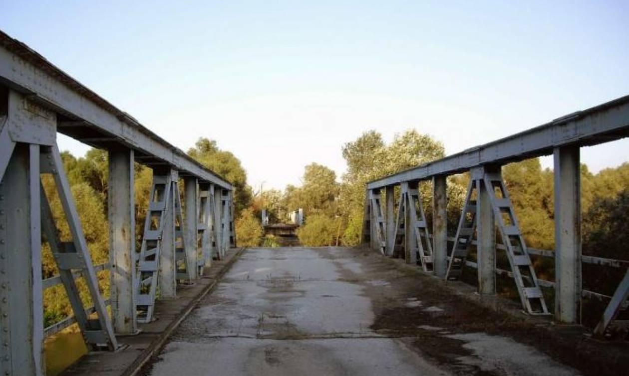 Κατεδαφίζεται η παλιά γέφυρα του Αξιού
