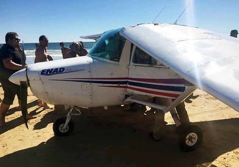 Τραγωδία στην Πορτογαλία: Δύο νεκροί από προσγείωση αεροπλάνου σε παραλία γεμάτη κόσμο (pics+vid)