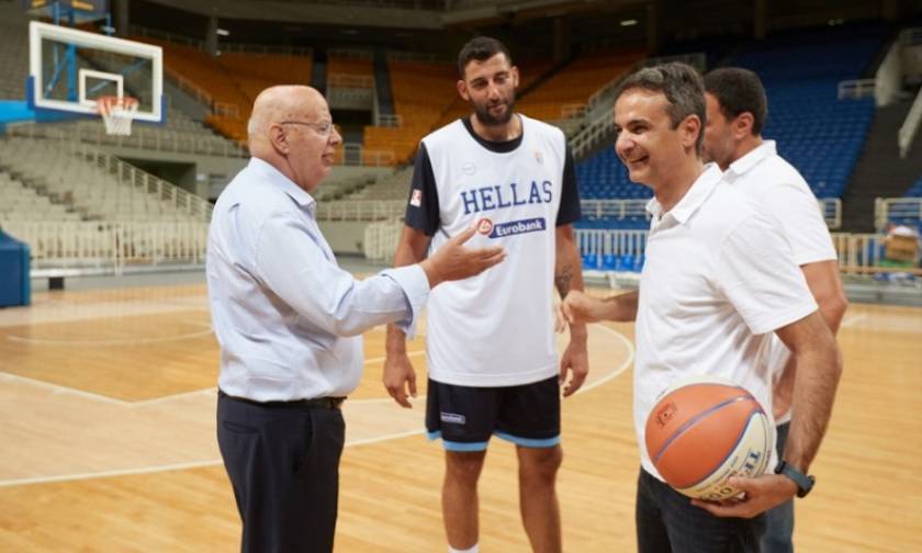 Στην προπόνηση της εθνικής ομάδας μπάσκετ ο Μητσοτάκης – Η συνάντησή του με Αντετοκούμπο