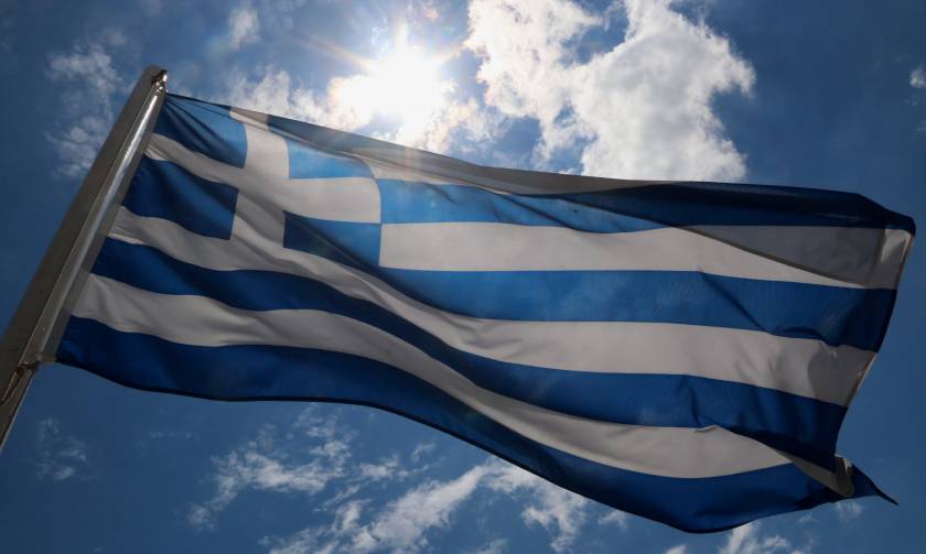 Απίστευτο: Η κυβέρνηση καταργεί την έπαρση της ελληνικής σημαίας και τον εθνικό ύμνο στα σχολεία!
