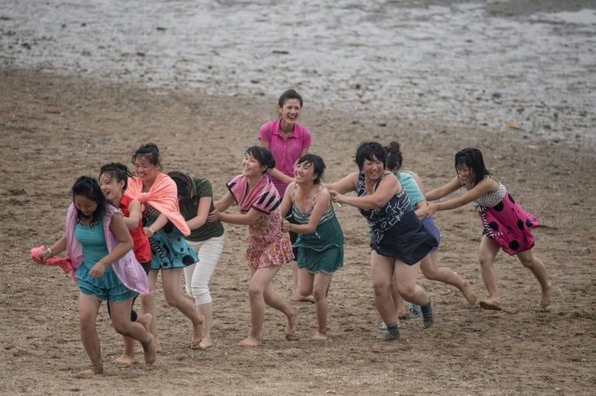 Το σπάνιο βίντεο από beach party στη Βόρεια Κορέα που ο Κιμ Γιονγκ Ουν θέλει να δεις