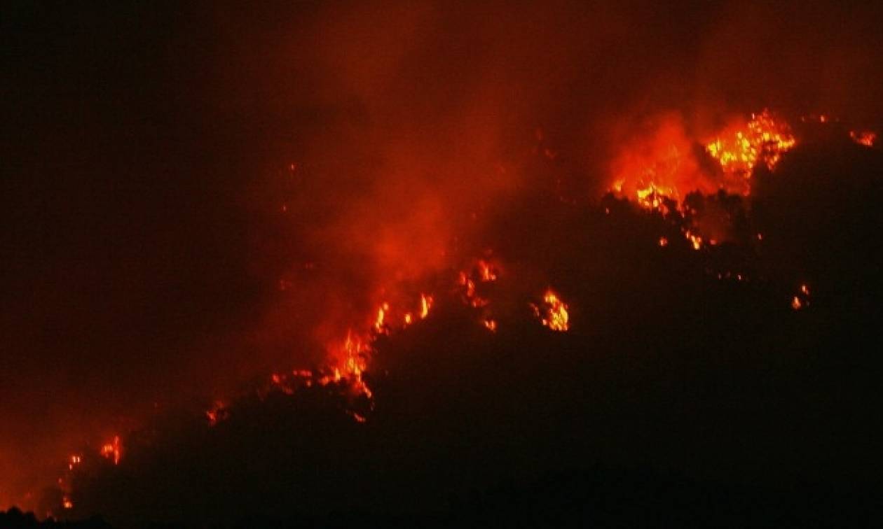 Φωτιά τώρα: Δύσκολη νύχτα στα Κύθηρα - Χωρίς ρεύμα το νησί