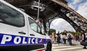 Θρίλερ στη Γαλλία: Συνελήφθη άνδρας με μαχαίρι στον Πύργο του Άιφελ