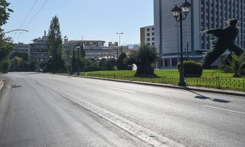 Έρημη πόλη η Αθήνα – Άδειοι δρόμοι και καθόλου κίνηση (pics)