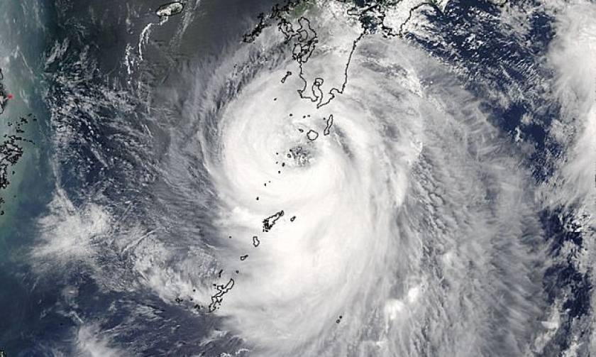 Ο τυφώνας Νόρου σαρώνει την Ιαπωνία: Τουλάχιστον δύο νεκροί (vids)