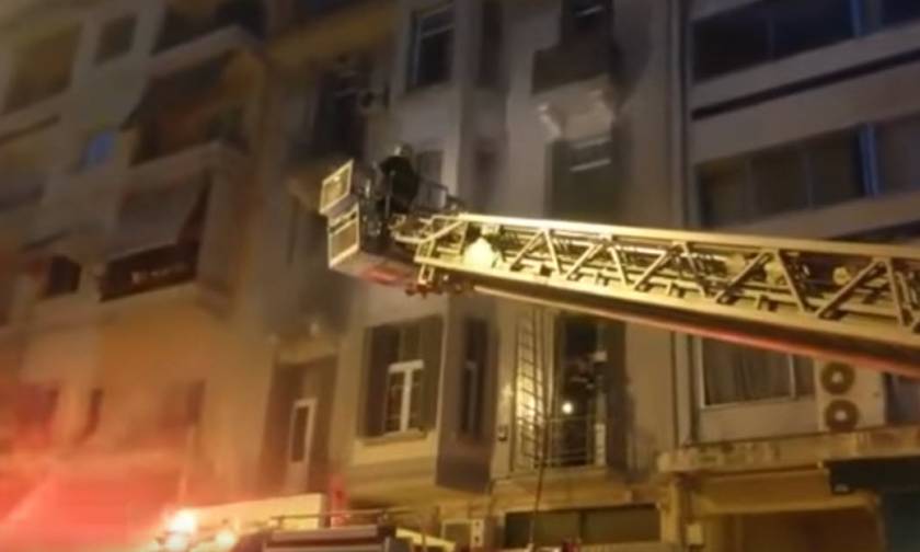 Θεσσαλονίκη: Κατασβέστηκε η φωτιά σε διαμέρισμα στο κέντρο της πόλης (vid)