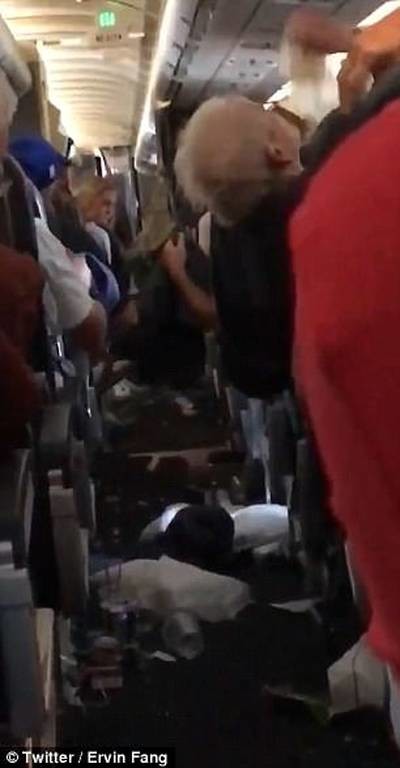 Βίντεο σοκ από το εσωτερικό του αεροσκάφους που έπεσε σε αναταράξεις – Αίματα παντού (pics & vid) 