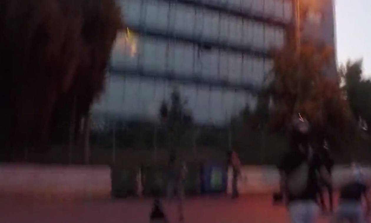 Βίντεο από την επίθεση με μπογιές του «Ρουβίκωνα» στα γραφεία της Siemens (vid)