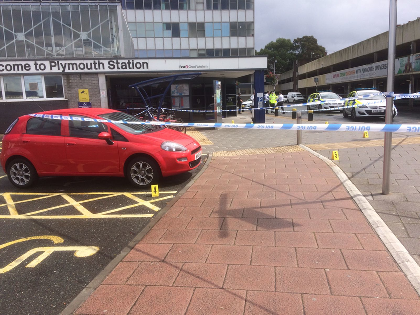 «Συναγερμός» για επίθεση με μαχαίρι σε σταθμό στη Βρετανία (pics)