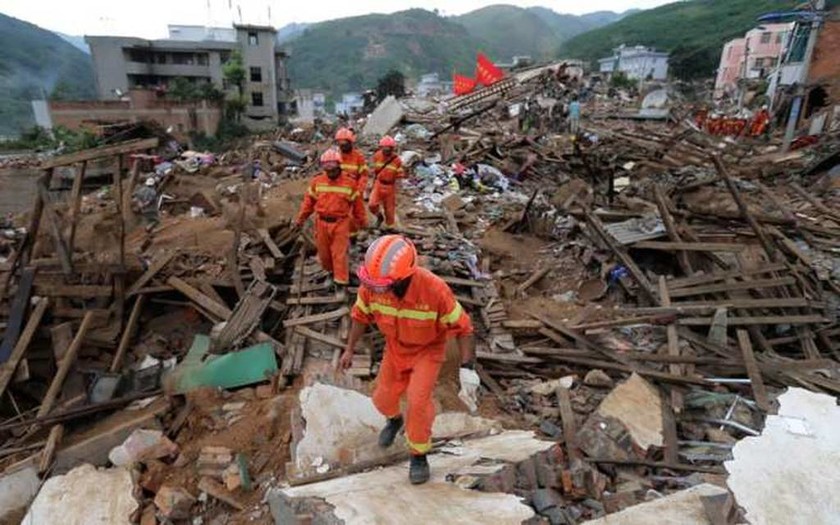 Φονικός σεισμός στην Κίνα: Στους 13 οι νεκροί, φόβοι ότι μπορεί να φτάσουν τους 100 (pics)