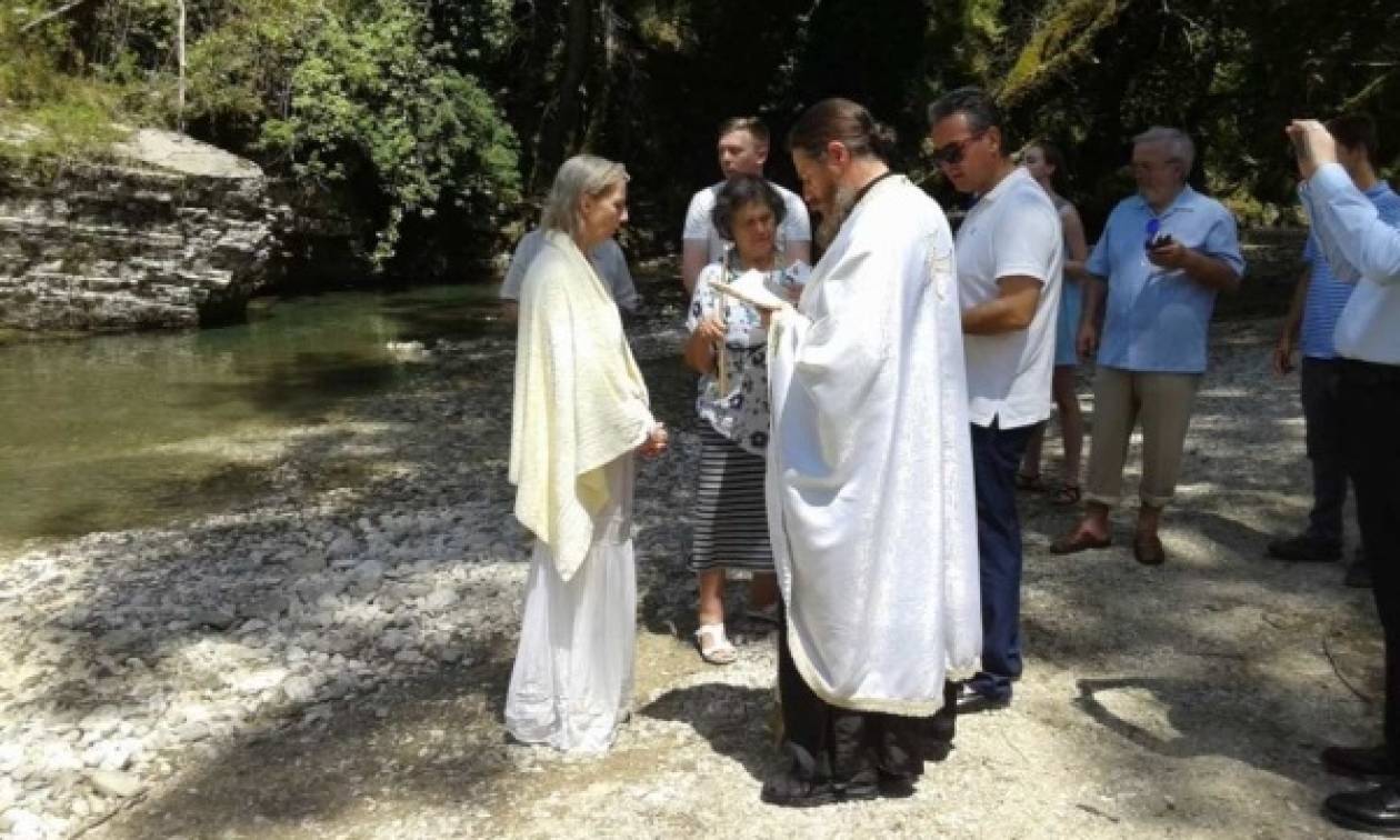 Από την Αυστραλία ήρθε στην Ελλάδα για να βαπτιστεί Χριστιανή Ορθόδοξη (pics)