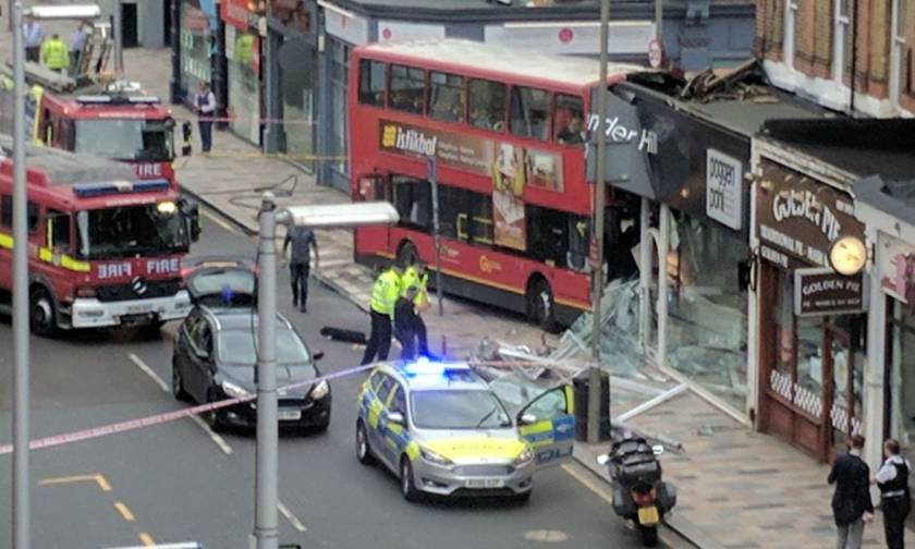 Λονδίνο: Απεγκλωβίστηκαν οι επιβάτες του λεωφορείου που «εισέβαλε» σε κατάστημα (pics)