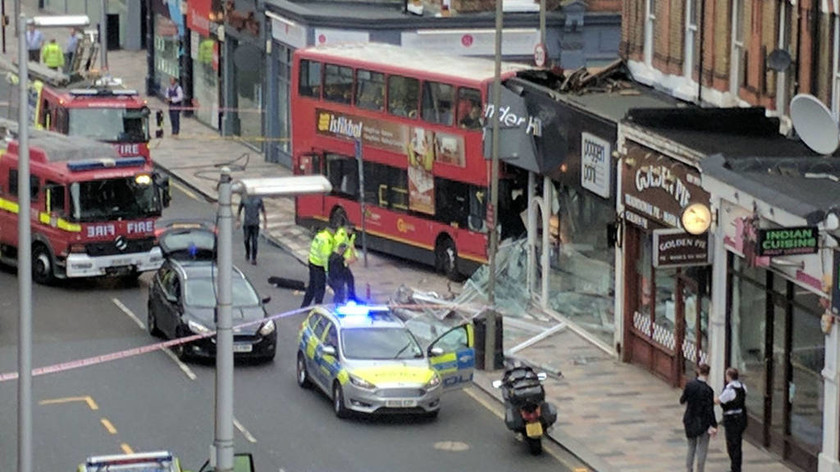 «Συναγερμός» στο Λονδίνο: Παγιδευμένοι επιβάτες σε λεωφορείο που «εισέβαλε» σε κατάστημα (pics)