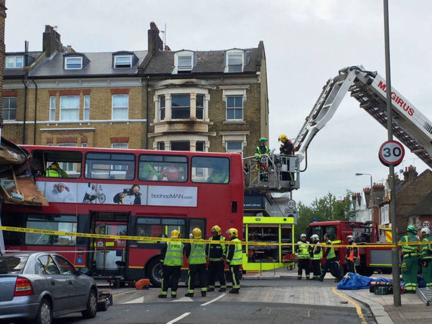 «Συναγερμός» στο Λονδίνο: Παγιδευμένοι επιβάτες σε λεωφορείο που «εισέβαλε» σε κατάστημα (pics)