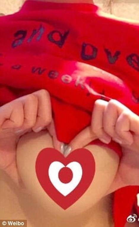 Η νέα μόδα που «αναστατώνει» το Twitter: Φτιάχνουν καρδιές με το... γυμνό τους στήθος (pics)