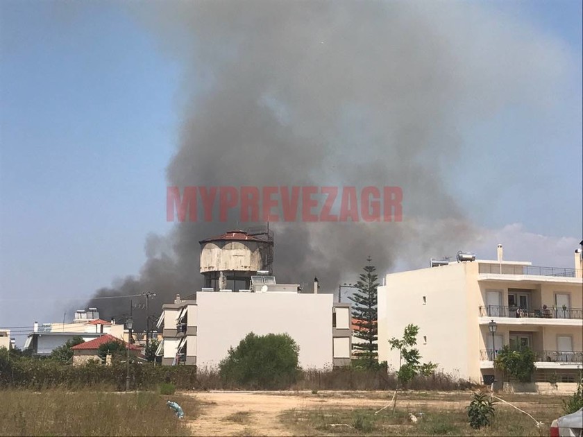 Πρέβεζα: Μεγάλη φωτιά έφτασε κοντά στα σπίτια (pics)