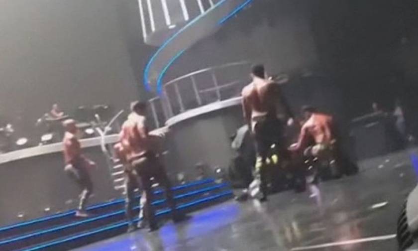 Πανικός σε συναυλία της Britney Spears: Άνδρας πήδηξε στη σκηνή (vid)