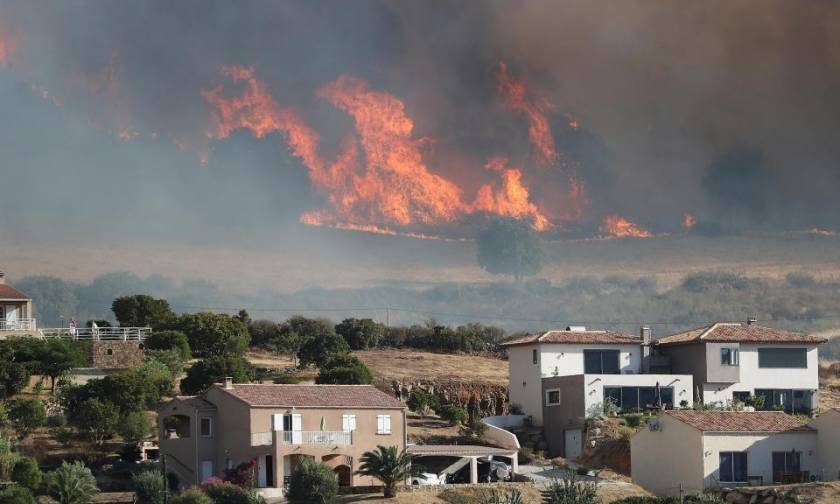Κόλαση φωτιάς στην Αλβανία: «Δεν έχουν μέχρι στιγμής καεί μειονοτικά χωριά»