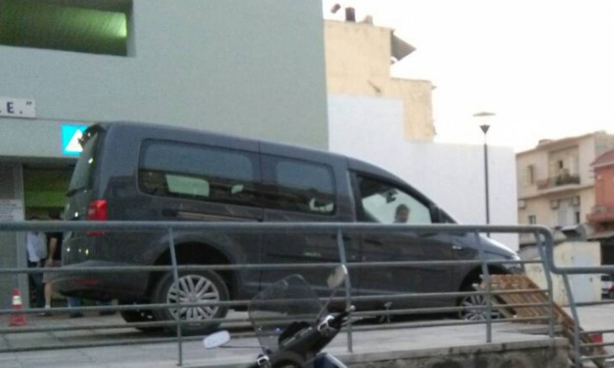 Χανιά: Μεθυσμένος τουρίστας θέλησε να παρκάρει αλλά κάτι δεν πήγε καλά! (pics)