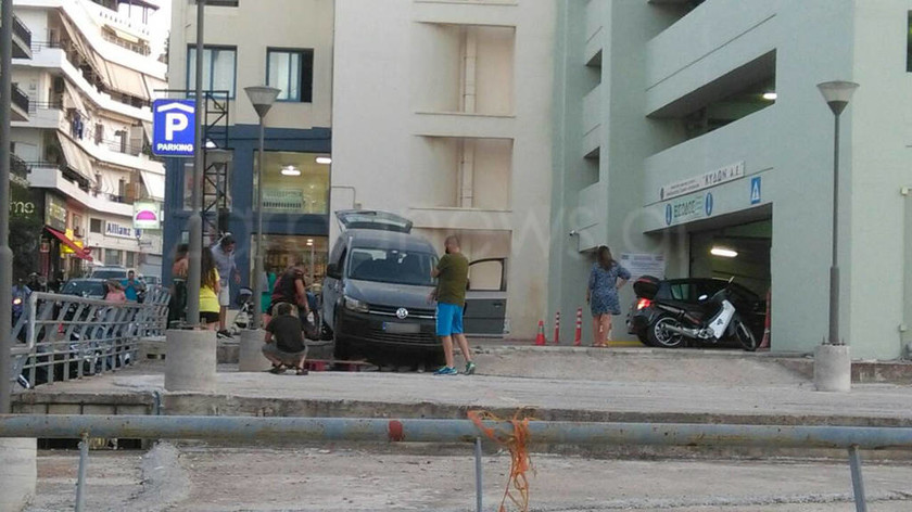 Χανιά: Μεθυσμένος τουρίστας θέλησε να παρκάρει αλλά κάτι δεν πήγε καλά! (pics) 