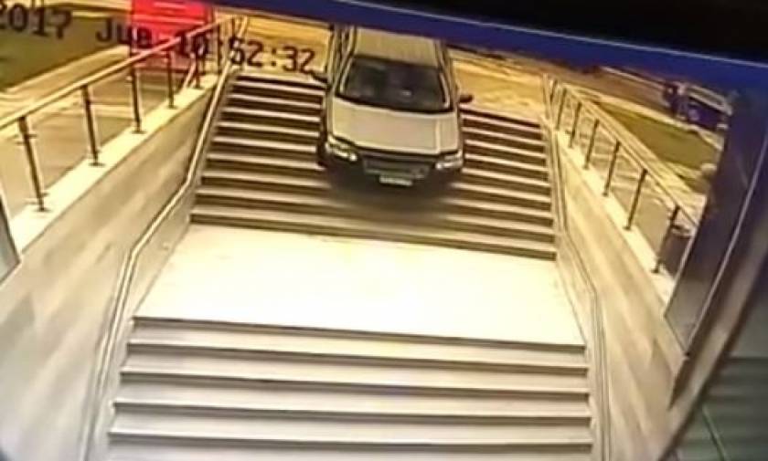 Απίστευτο βίντεο: Γυναίκα παρκάρει το αυτοκίνητό της σε σκαλιά και…