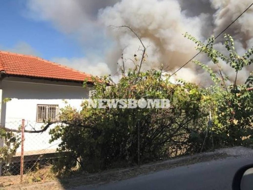 Κόλαση φωτιάς στον Κάλαμο - Καίγονται σπίτια 