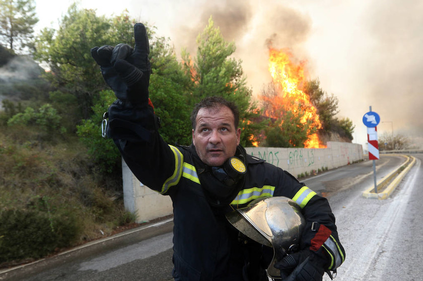 Κόλαση φωτιάς στον Κάλαμο - Καίγονται σπίτια 