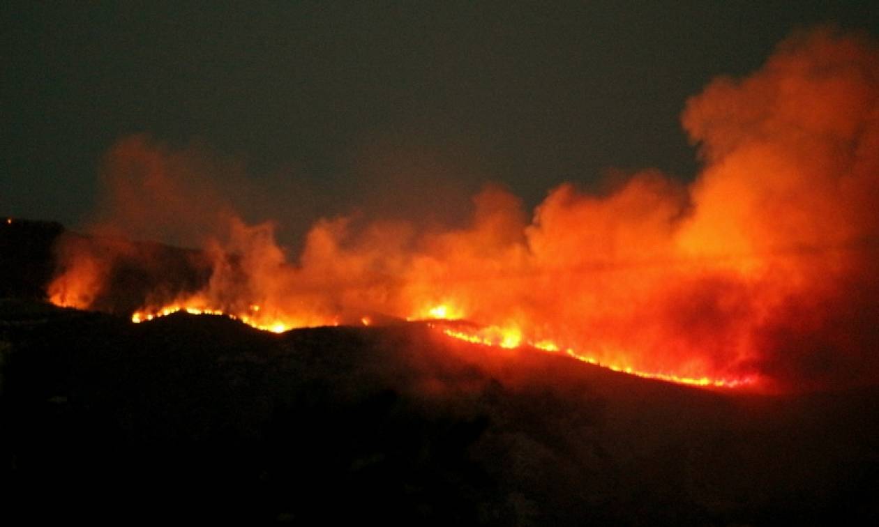 Φωτιά Κάλαμος: Έφτασε στο Βαρνάβα το μέτωπο της πυρκαγιάς - Απειλούνται σπίτια