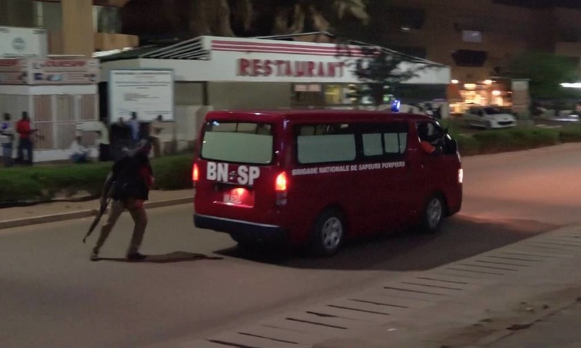 Μακελειό στη Μπουρκίνα Φάσο: Έληξε η πολύωρη ομηρία στο τουρκικό εστιατόριο – Τουλάχιστον 18 νεκροί