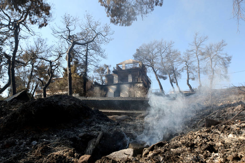 Φωτιά LIVE Κόλαση σε Βαρνάβα, Κάλαμο και Καπανδρίτι: Οι φλόγες καίνε ό,τι βρουν στο πέρασμά τους