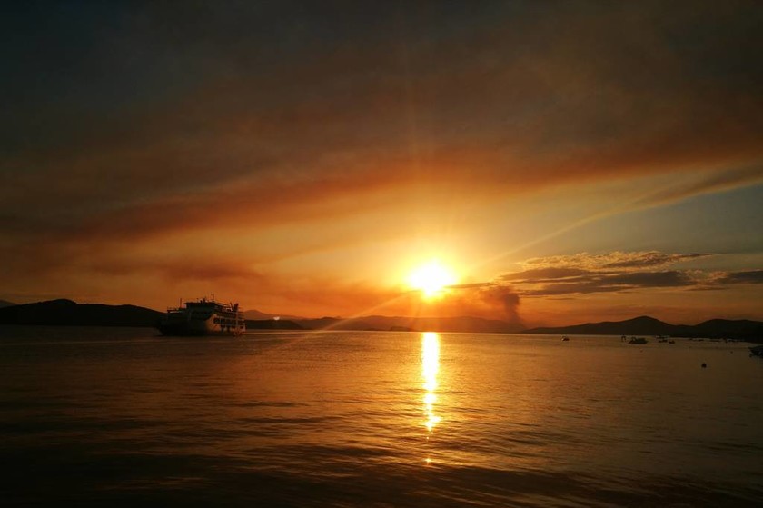 Συγκλονιστικές φωτογραφίες από τη φωτιά στον Κάλαμο: Οι καπνοί ορατοί και από την Εύβοια (pics)