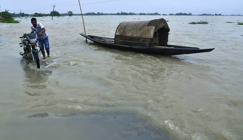 Τουλάχιστον 165 νεκροί από πλημμύρες σε μόλις τρεις ημέρες (Pics)