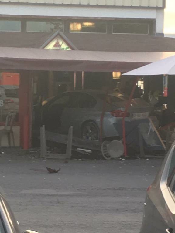 ΤΩΡΑ: Αυτοκίνητο εισέβαλε σε πιτσαρία στο Παρίσι - Νεκρό ένα κοριτσάκι 