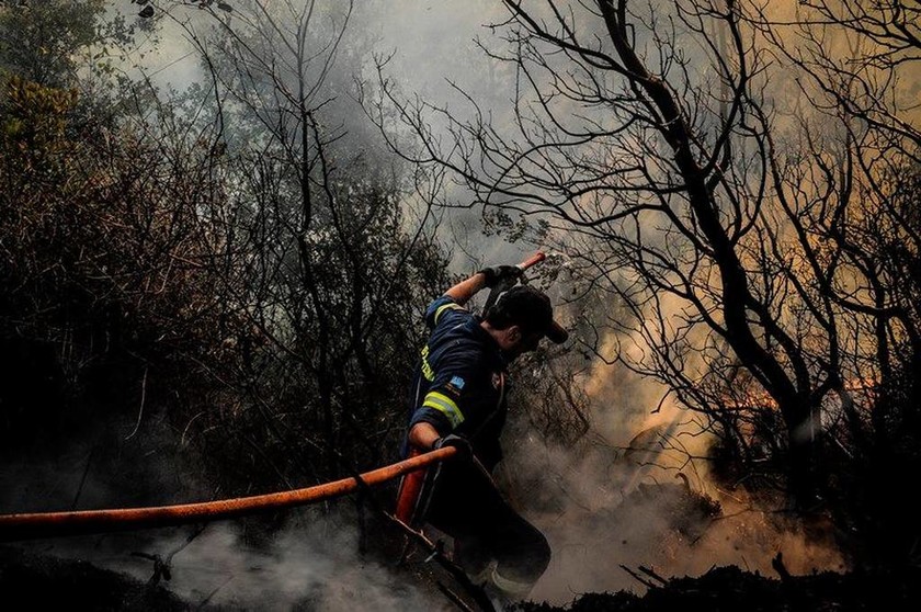Φωτιά ΤΩΡΑ: Η συγκλονιστική φωτογραφία με τον πυροσβέστη που κάνει τον γύρο του διαδικτύου (pic)