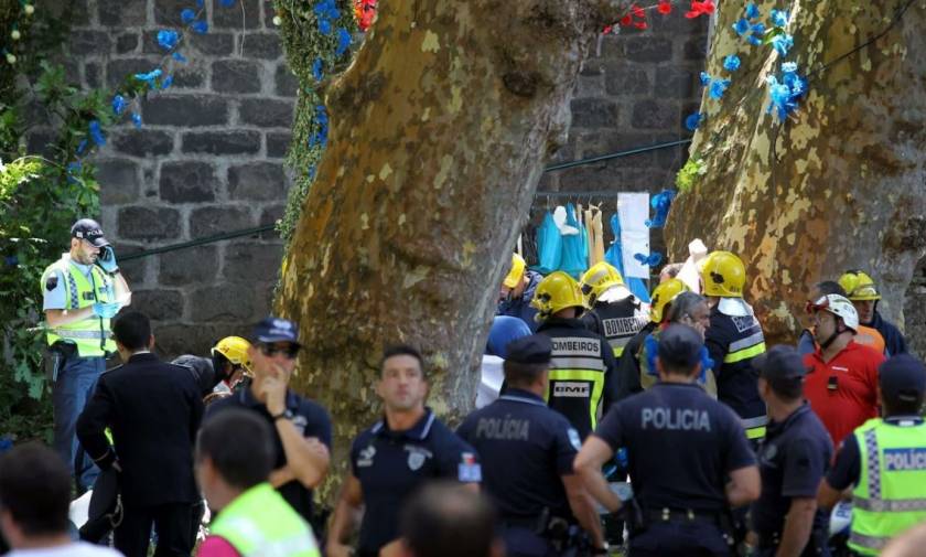 Ανείπωτη τραγωδία στην Πορτογαλία: Νεκροί δέκα προσκυνητές από πτώση δέντρου (pics)