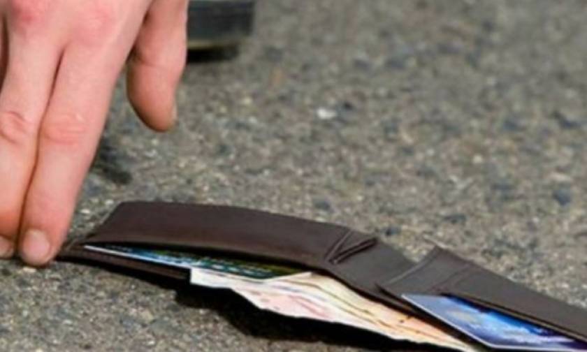 Κρήτη: Βρήκε στο δρόμο πορτοφόλι με χιλιάδες ευρώ και το παρέδωσε