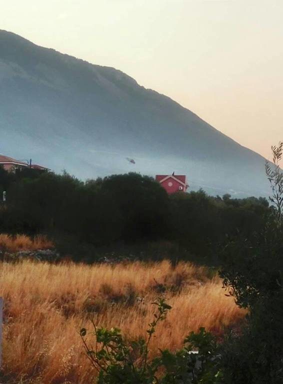 Φωτιά ΤΩΡΑ: Μαίνεται η πυρκαγιά στην Κεφαλονιά – Σώθηκαν τελευταία στιγμή τα χωριά (pics & vids) 