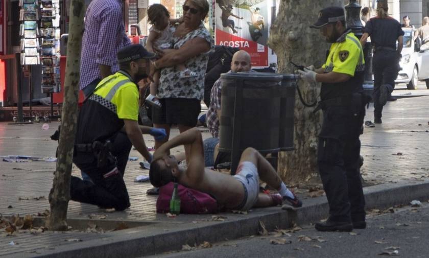 Τρομοκρατική επίθεση Βαρκελώνη: Αιματοκύλησαν τη «Las Ramblas» - Εικόνες φρίκης από το χτύπημα
