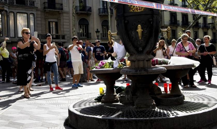 Τρομοκρατική επίθεση στη Βαρκελώνη: Στα χρώματα της Ισπανίας τα μνημεία του πλανήτη