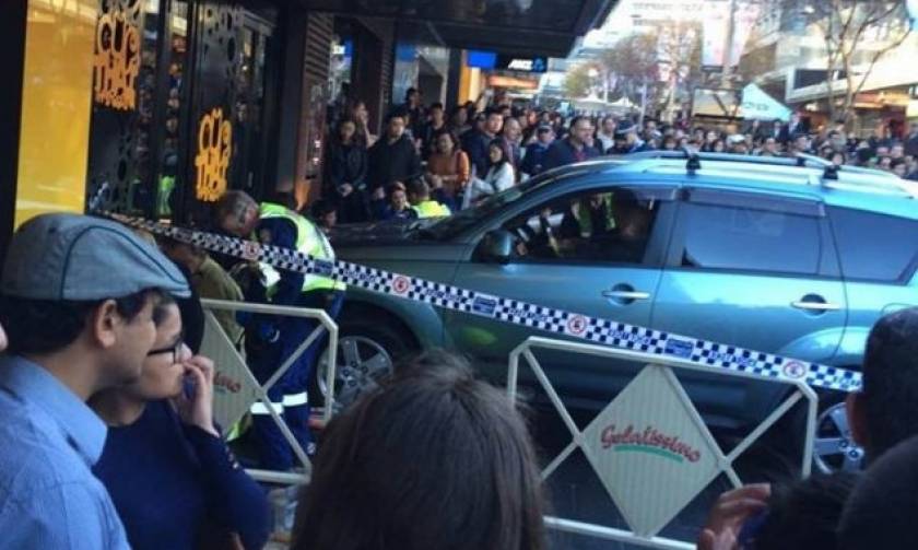 Τρόμος στην Αυστραλία: Αυτοκίνητο έπεσε πάνω σε πεζούς στο Σίδνεϋ (Pics+Vids)