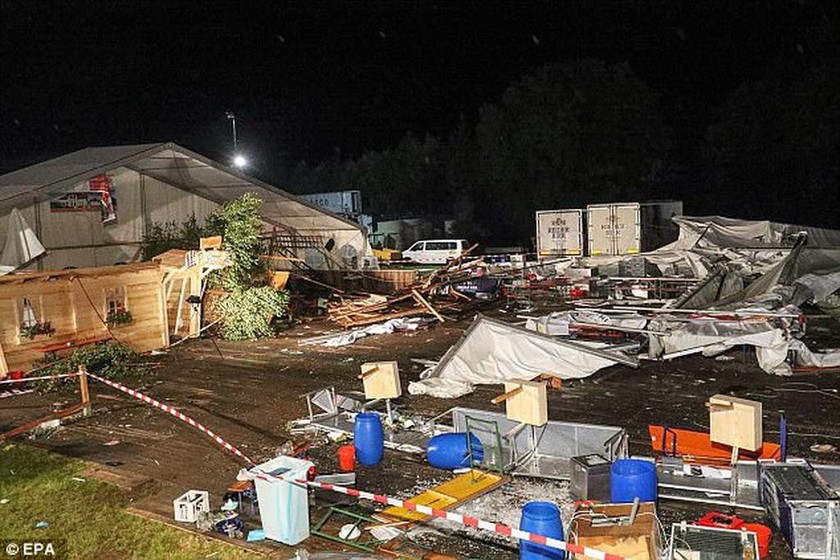 Αυστρία - Εικόνες σοκ: Φονική καταιγίδα «σάρωσε» τα πάντα σε υπαίθρια γιορτή – Δυο νεκροί