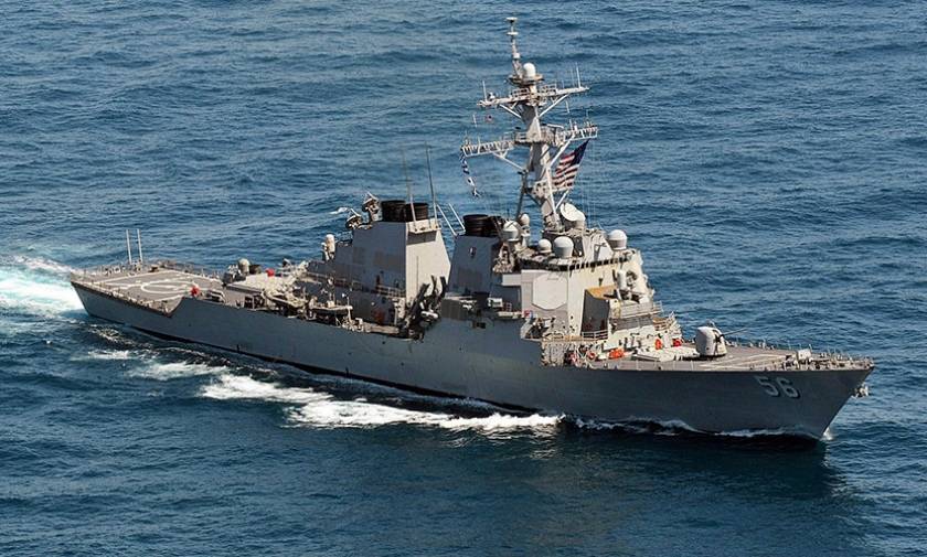 Δέκα ναυτικοί αγνοούνται από τη σύγκρουση αντιτορπιλικού με δεξαμενόπλοιο